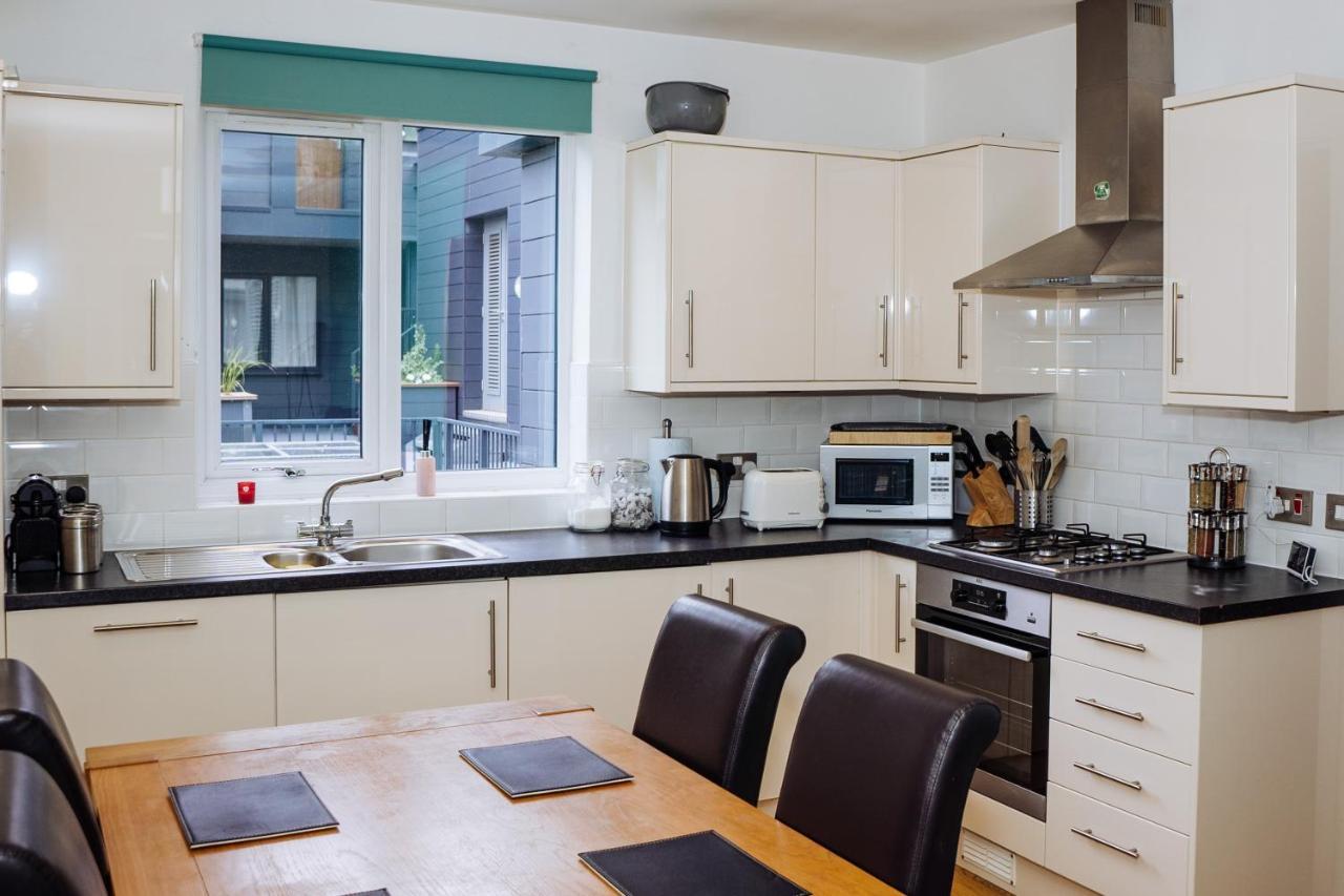 Beautiful, Contemporary 3 Bedroom Apartment Бат Экстерьер фото