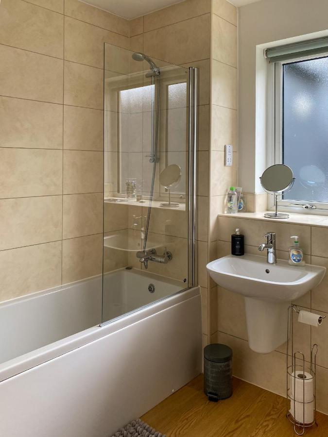 Beautiful, Contemporary 3 Bedroom Apartment Бат Экстерьер фото